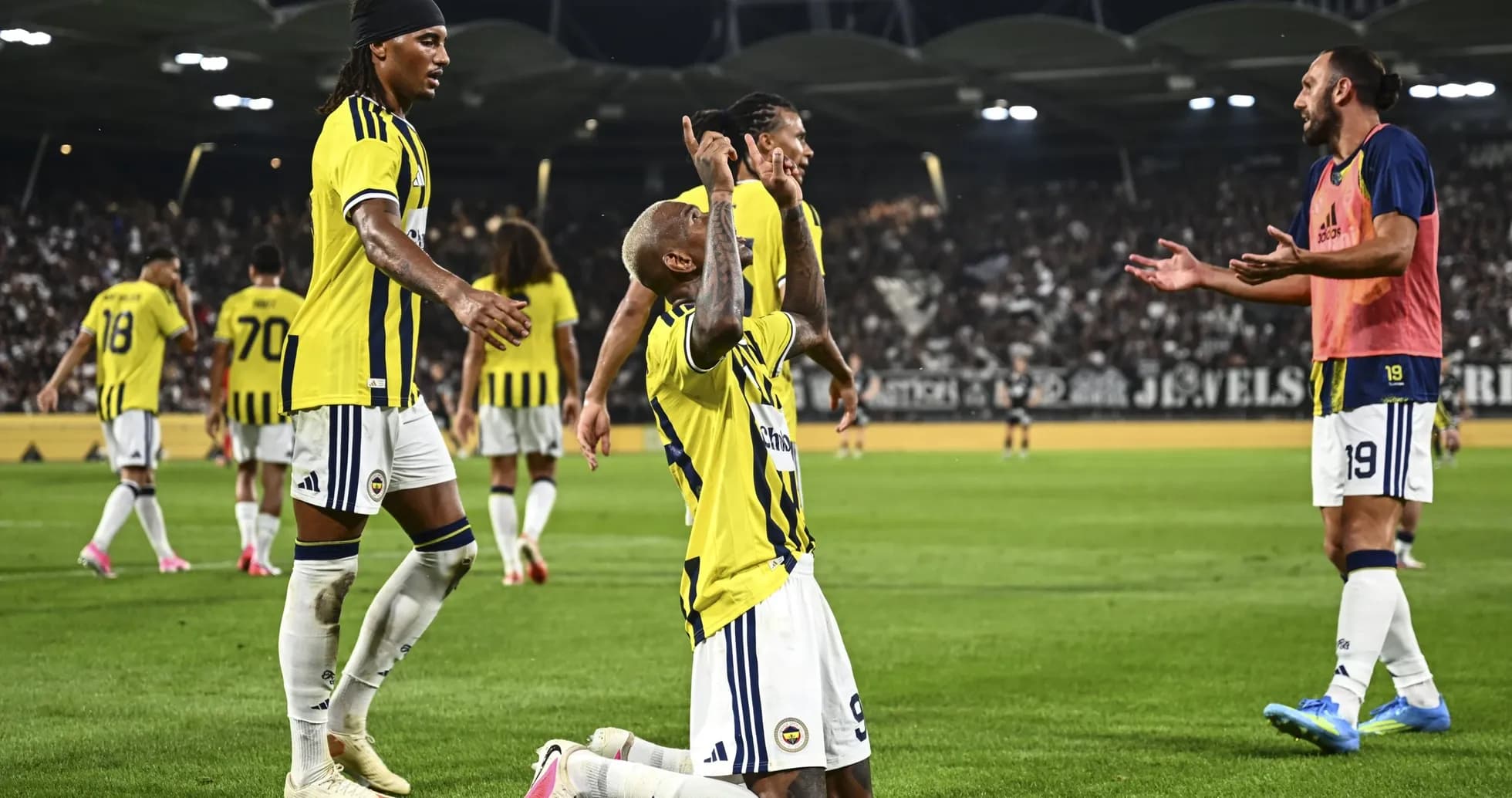 Jugadores de Fenerbahçe celebrando un gol