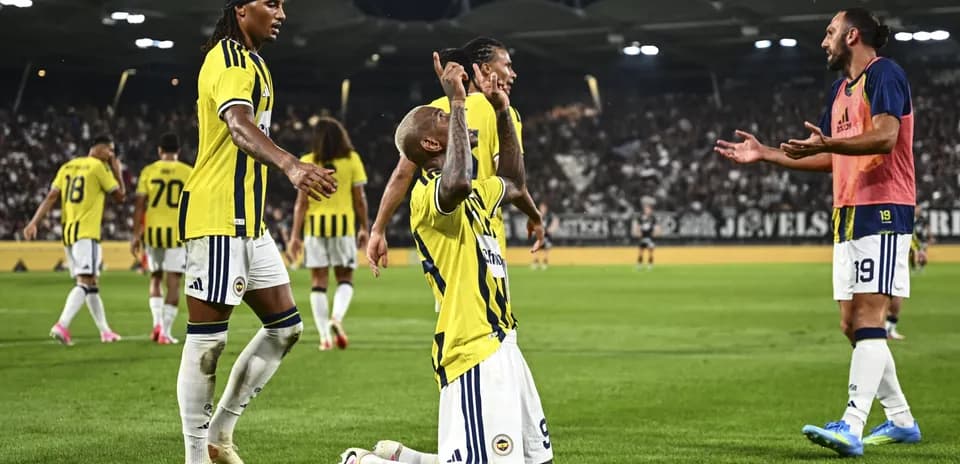 Jugadores de Fenerbahçe celebrando un gol