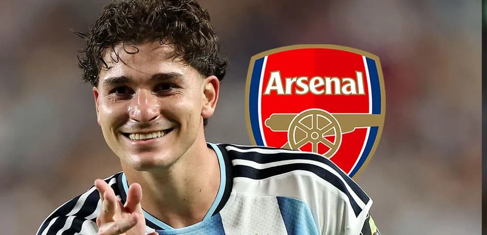 Jugador argentino sonriendo con el escudo de Arsenal