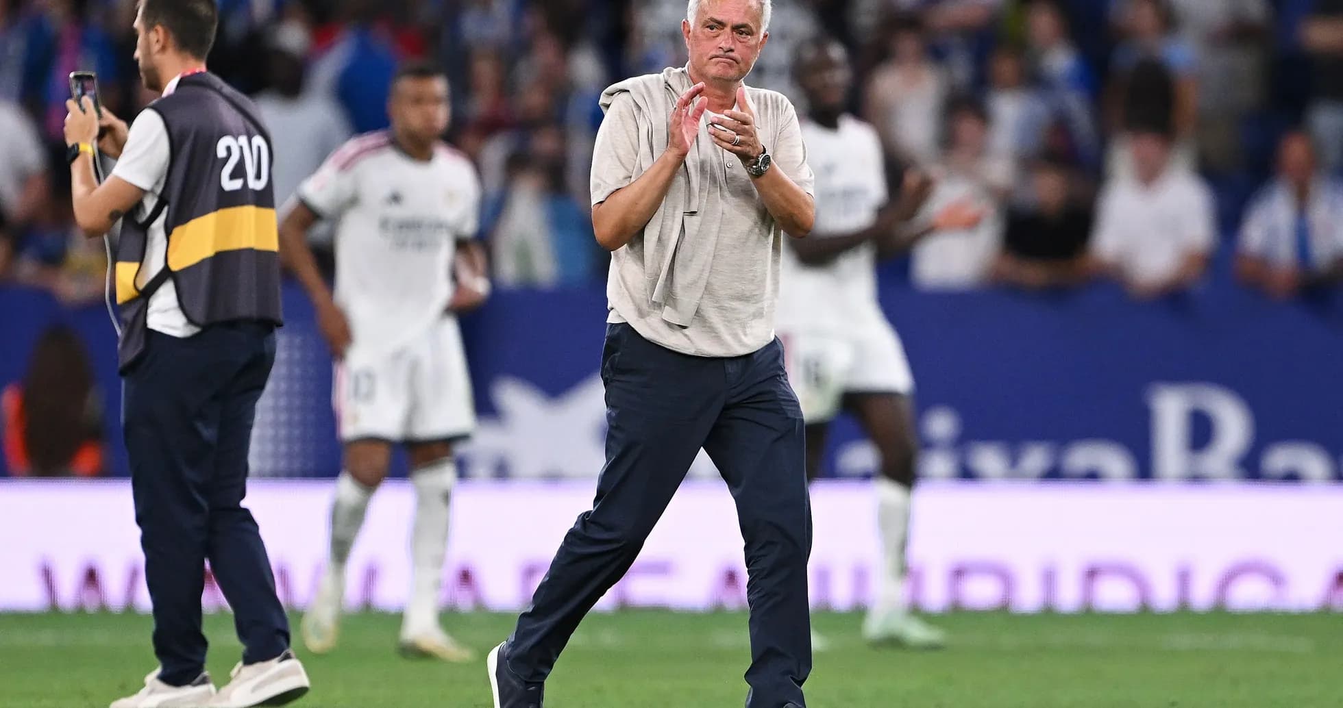 Entrenador aplaudiendo durante el partido en estadio