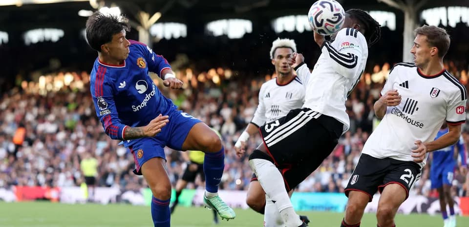 Acción del partido Fulham contra Manchester United