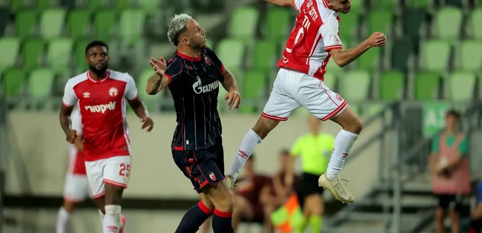 Jugador de FK Crvena Zvezda cabeceando el balón