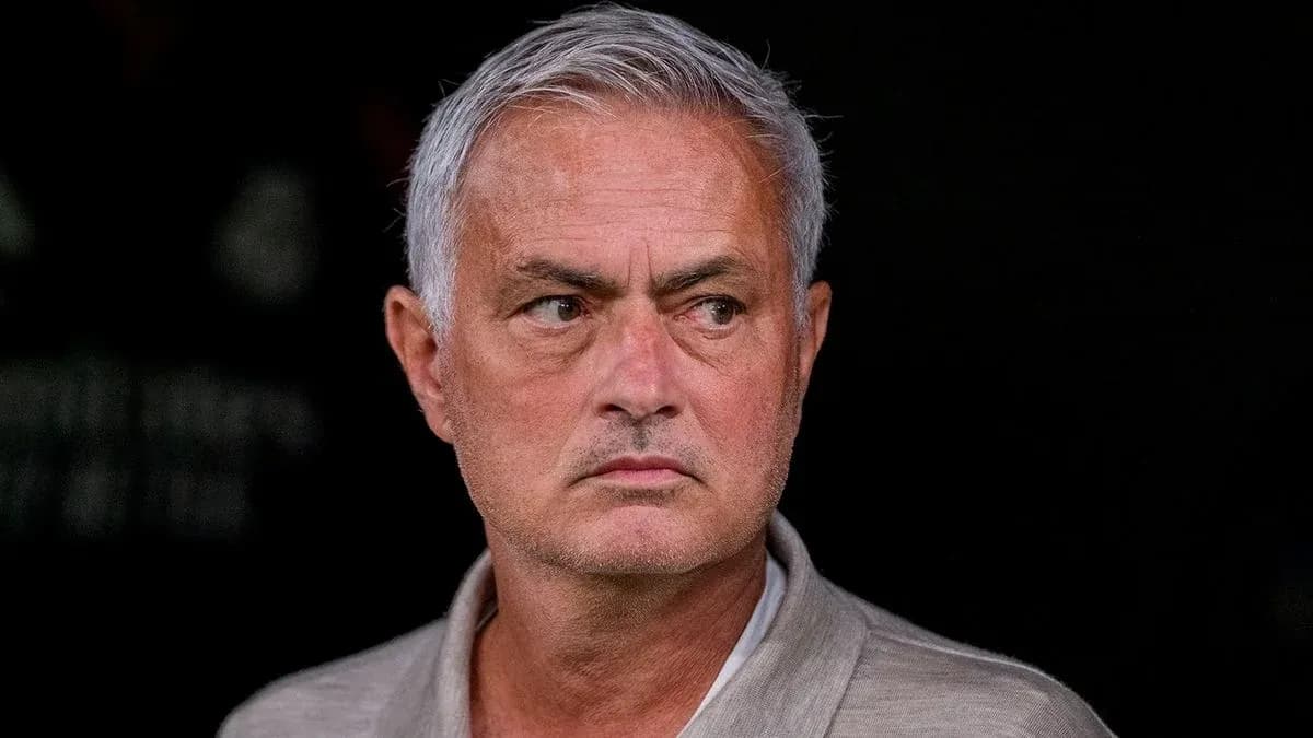 Entrenador observando el partido desde el banquillo