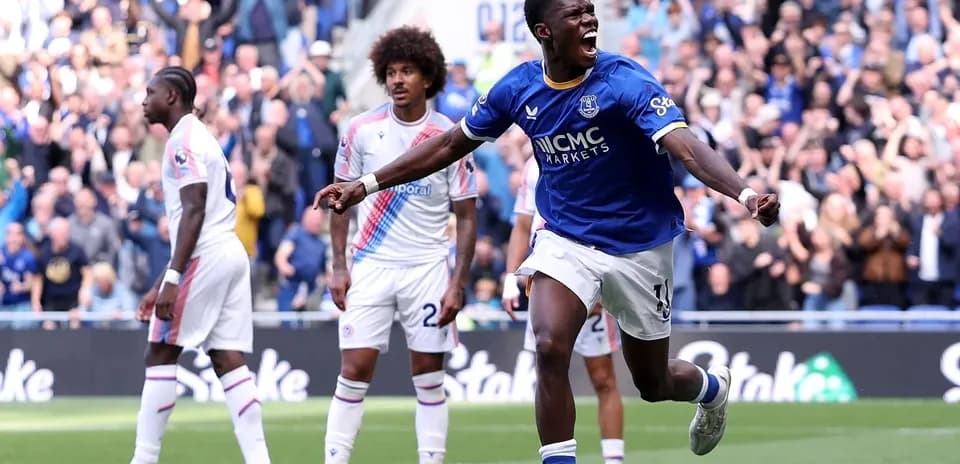 Jugador de Everton celebrando un gol en el estadio