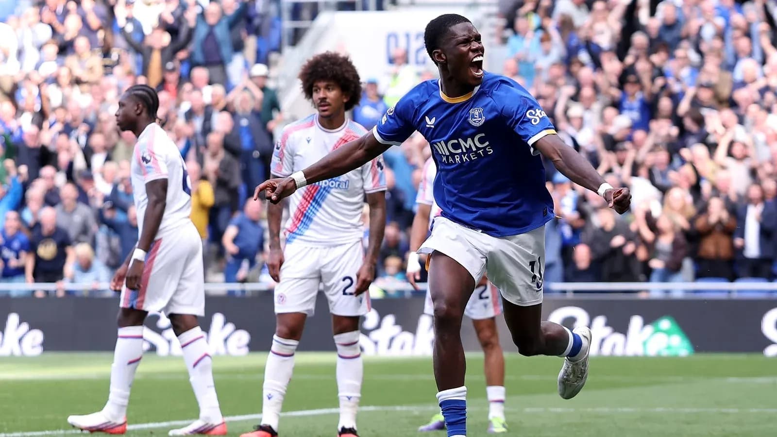 Jugador de Everton celebrando un gol en el estadio