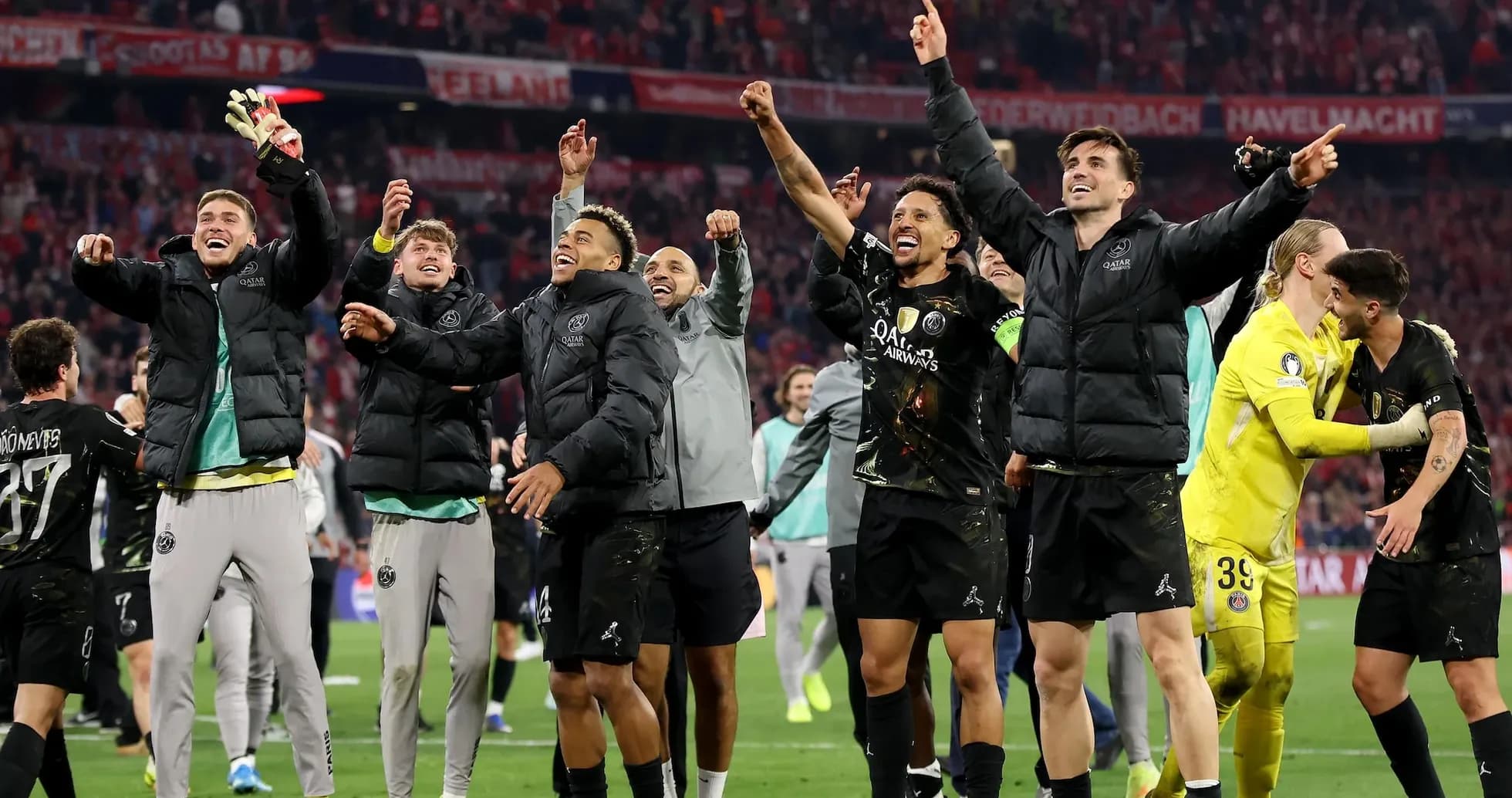 Jugadores del PSG celebrando en el campo tras el partido