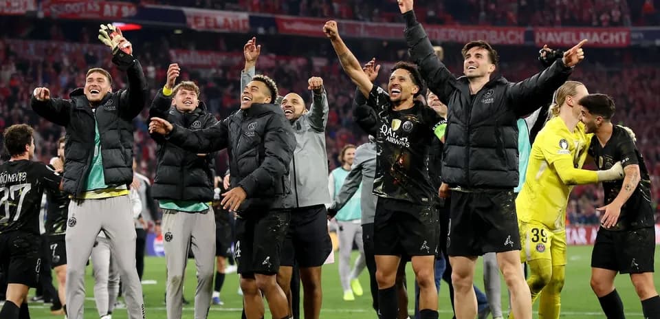 Jugadores del PSG celebrando en el campo tras el partido