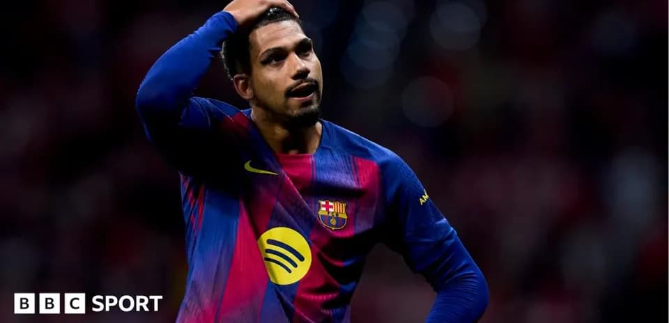 Jugador del Barcelona con gesto de frustración en el campo