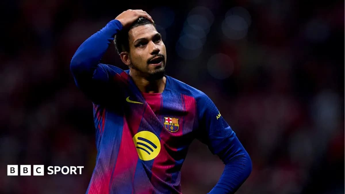 Jugador del Barcelona con gesto de frustración en el campo