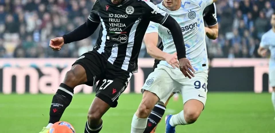 Jugador de Udinese en acción contra Inter