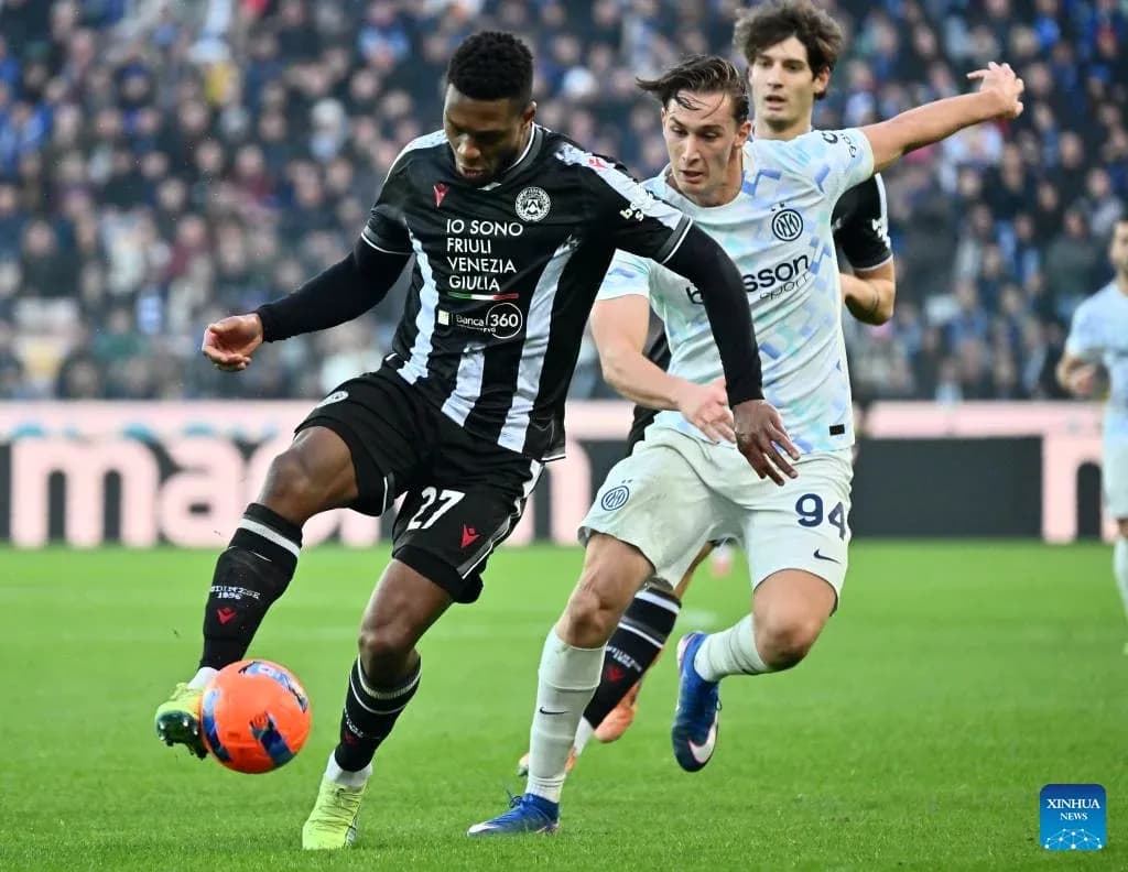Jugador de Udinese en acción contra Inter