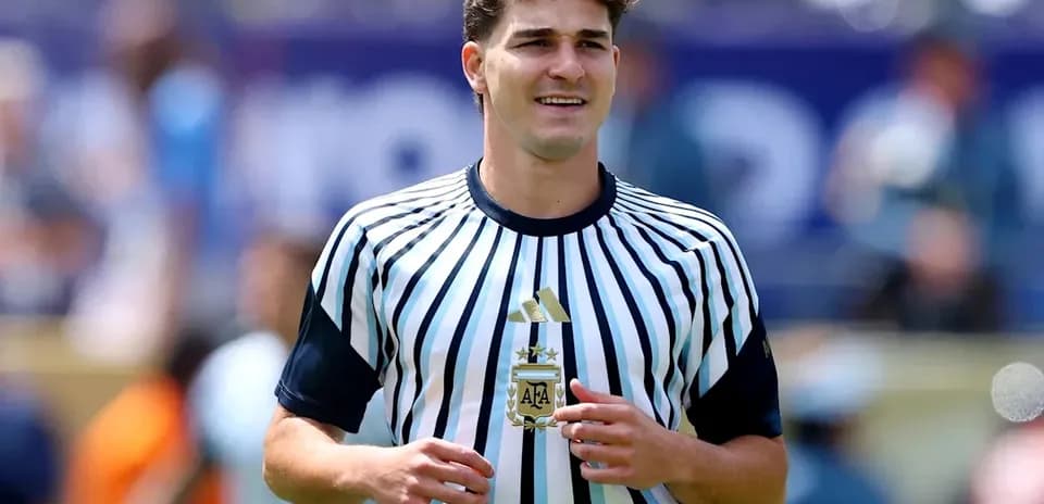 Jugador sosteniendo un trofeo en el campo