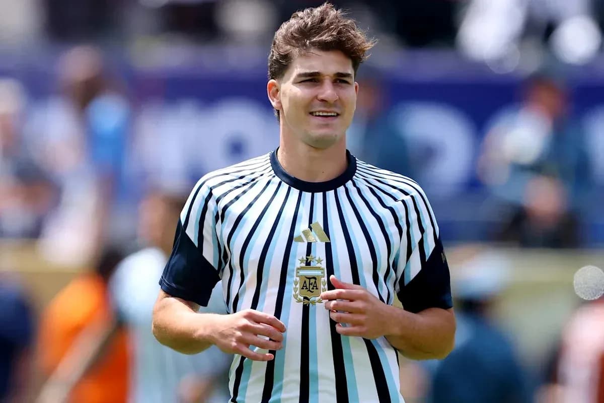 Jugador sosteniendo un trofeo en el campo