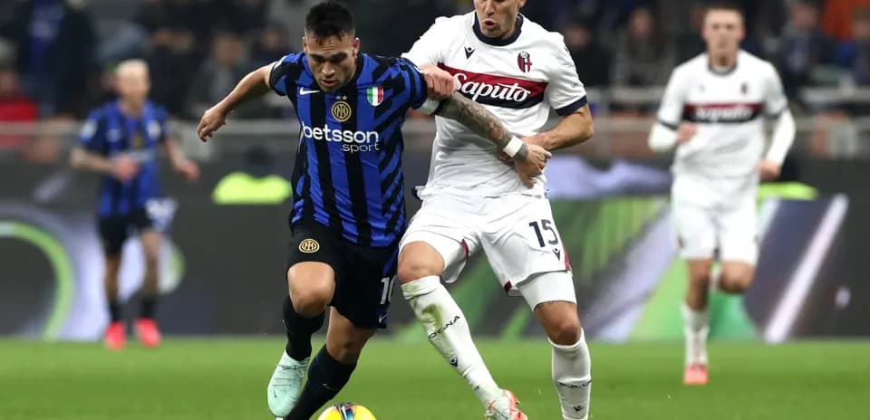 Luchador de balón entre Bologna e Inter