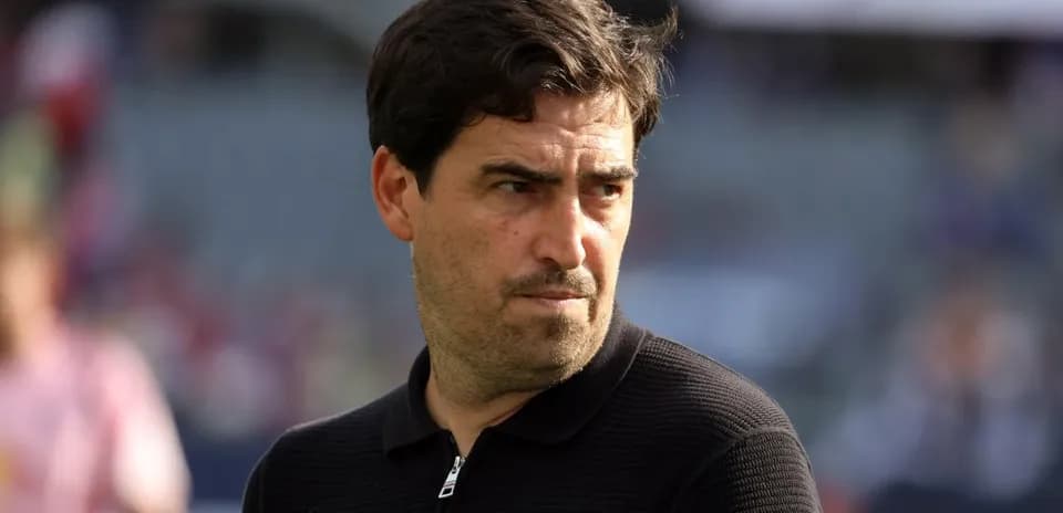 Entrenador observando el partido desde la banda