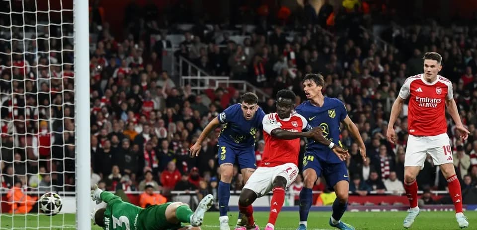 Jugador de Arsenal intentando marcar gol ante el portero