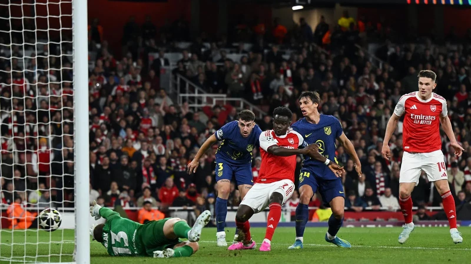 Jugador de Arsenal intentando marcar gol ante el portero