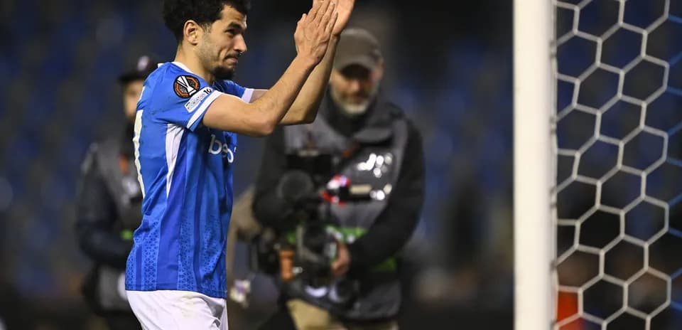Jugador aplaudiendo tras el partido en el estadio