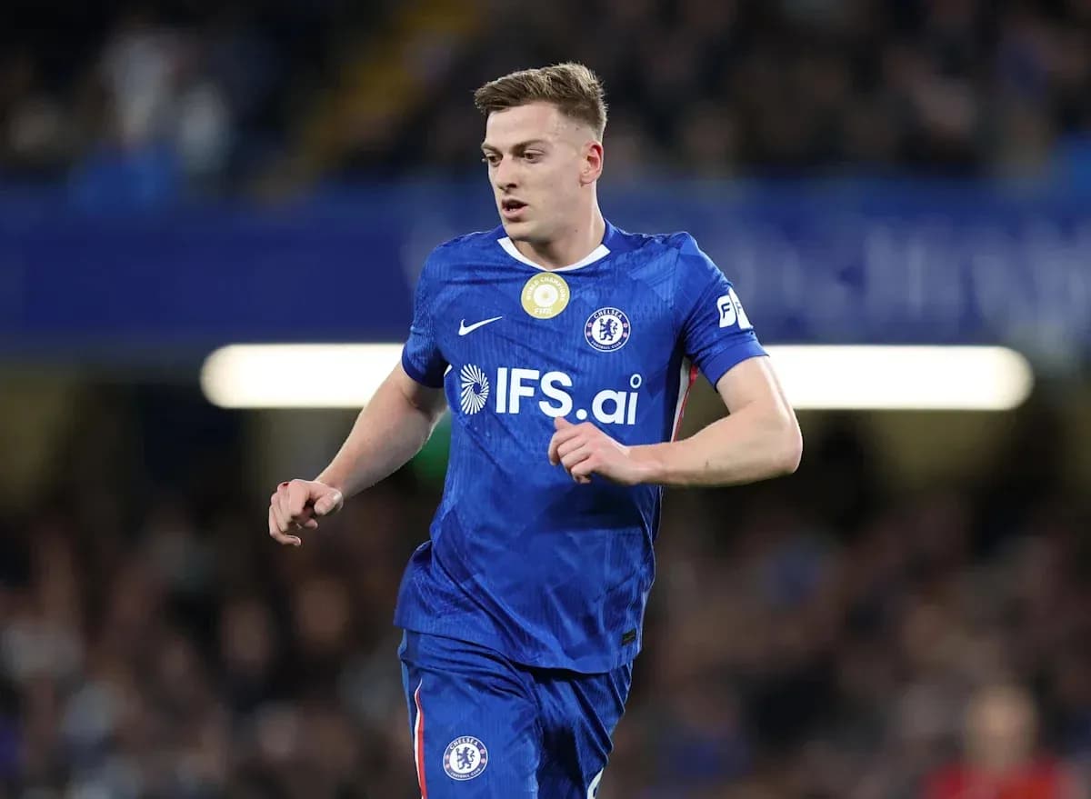 Jugador de Chelsea corriendo en el campo de fútbol