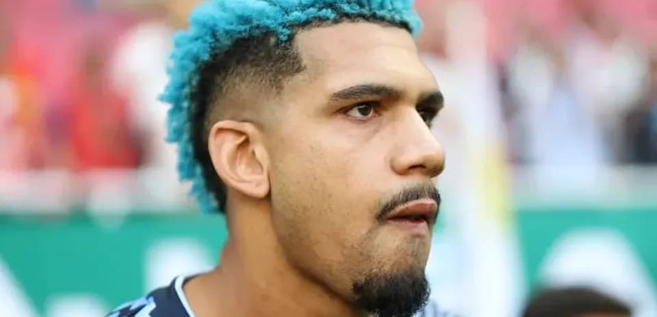 Portero con cabello azul antes del partido