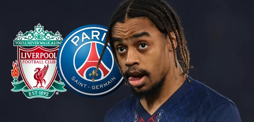 Jugador con camisetas de Liverpool y PSG