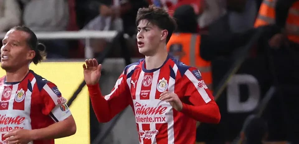Jugador de Chivas celebrando un gol