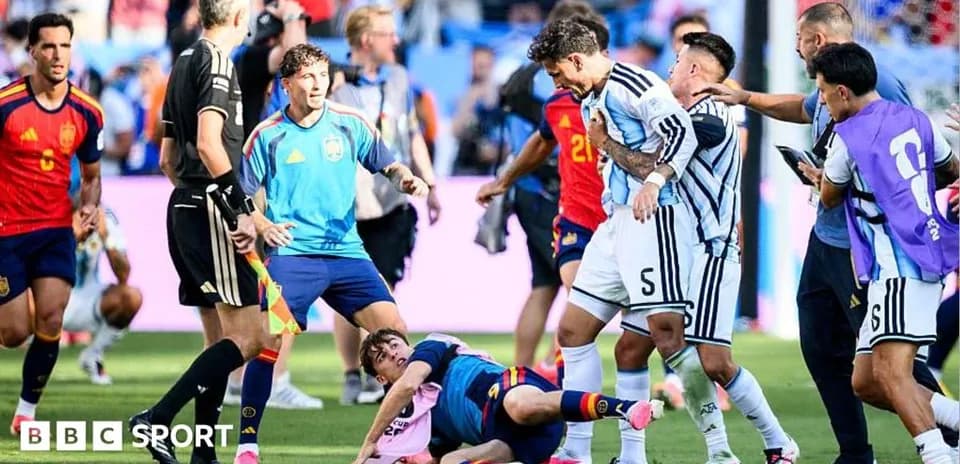 Jugadores de Argentina y España discutiendo durante el partido