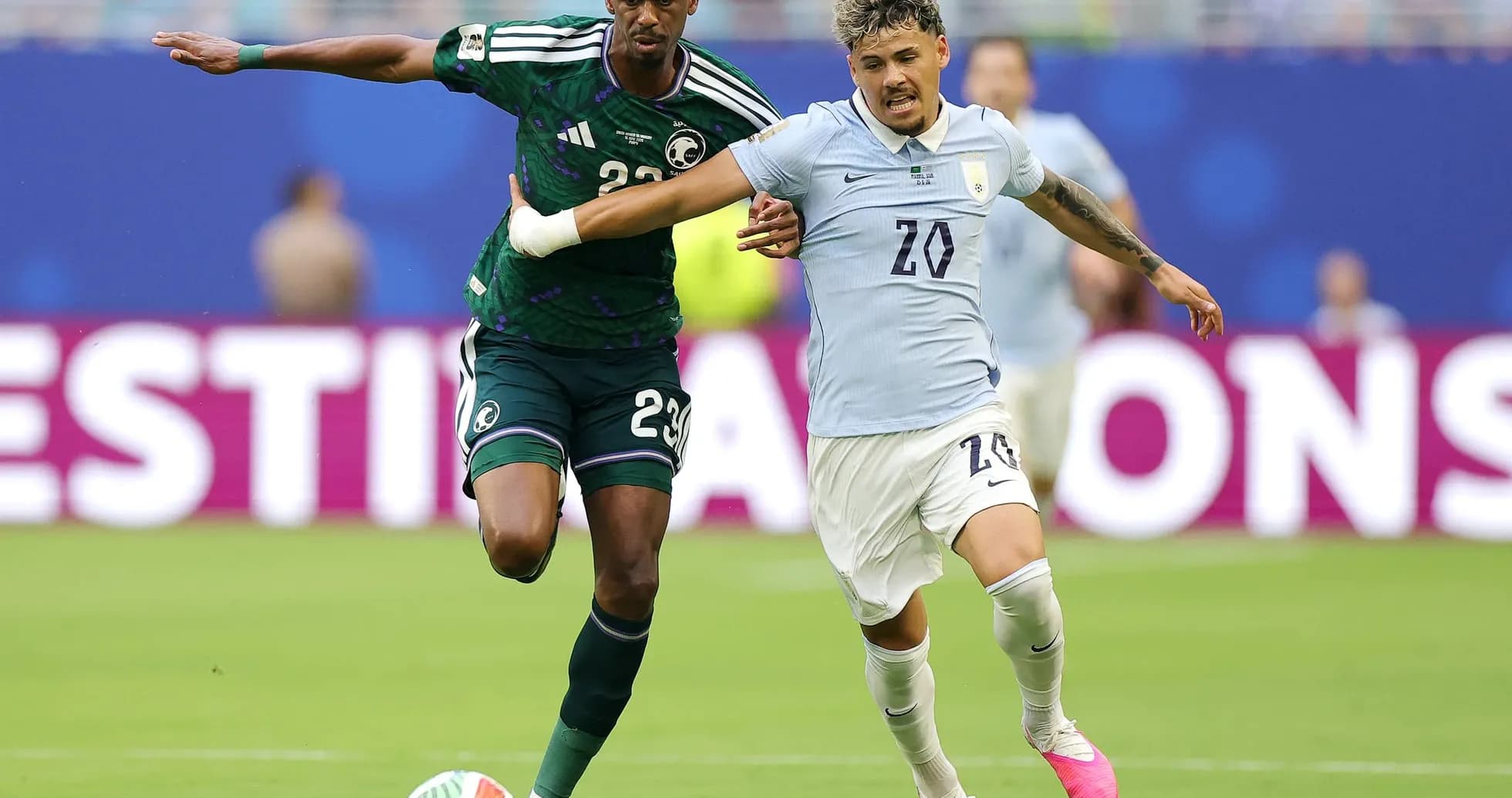 Jugadores compitiendo durante el partido