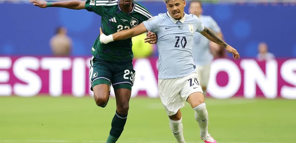 Jugadores compitiendo durante el partido