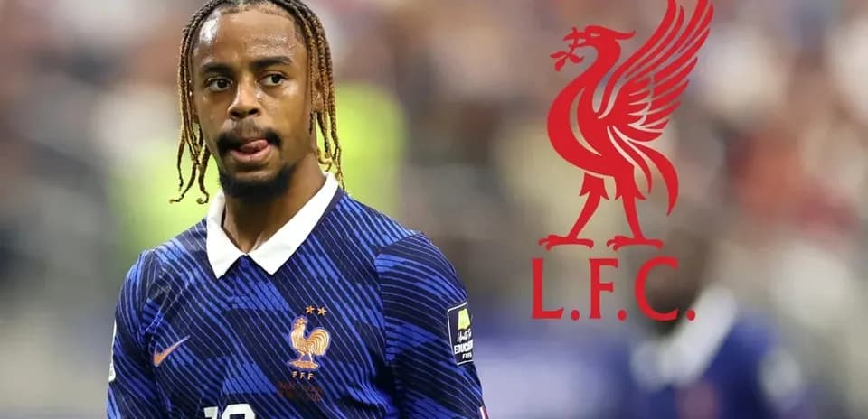 Jugador de Francia con camiseta azul en el campo