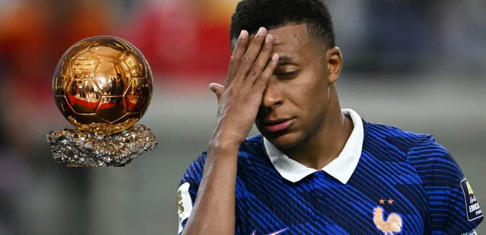 Jugador con camiseta de Francia junto a Balón de Oro