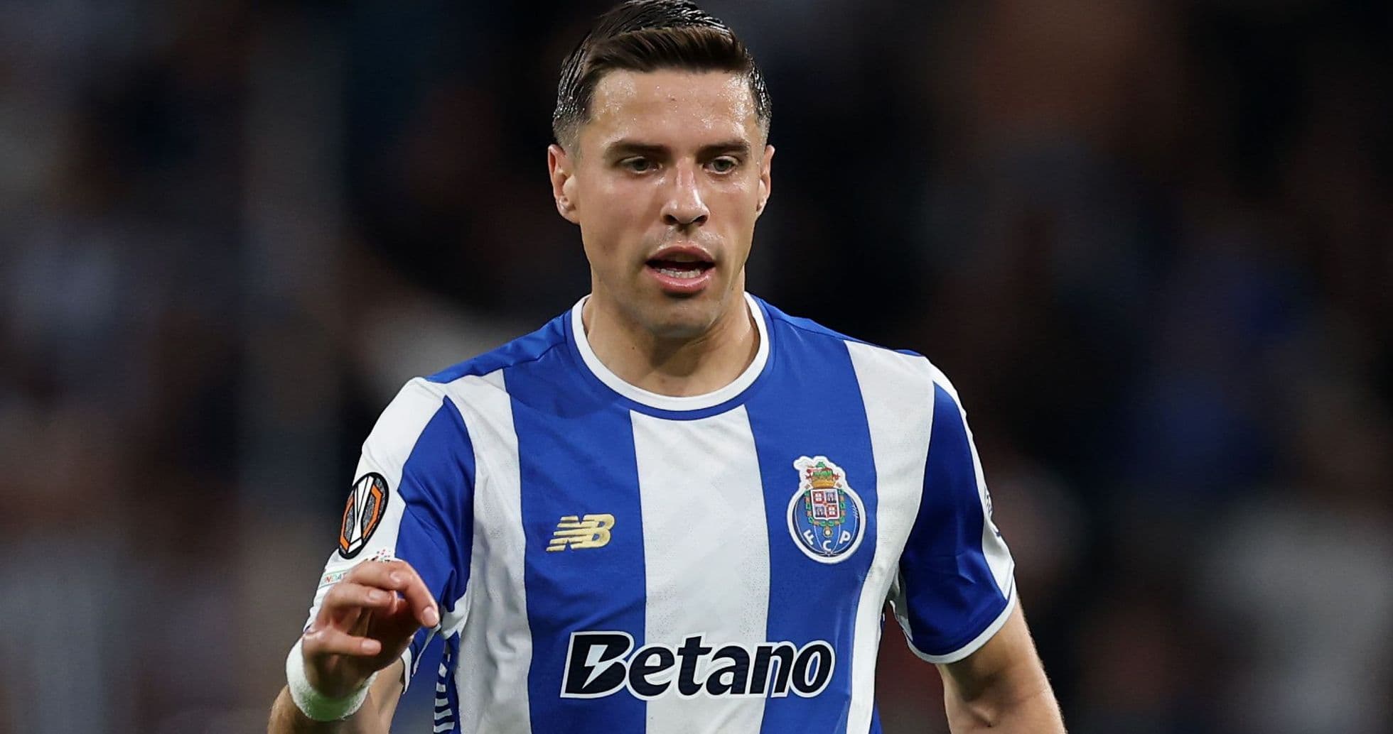 Jugador de FC Porto en acción durante el partido