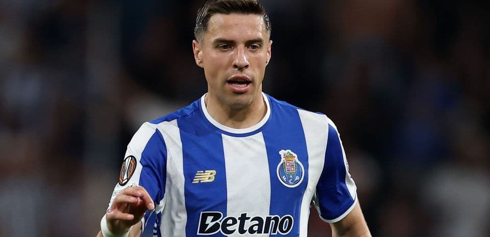Jugador de FC Porto en acción durante el partido