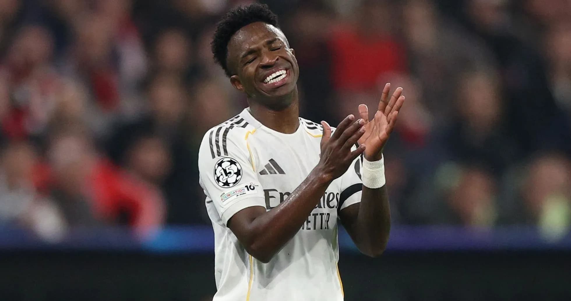 Jugador aplaudiendo durante un partido de fútbol