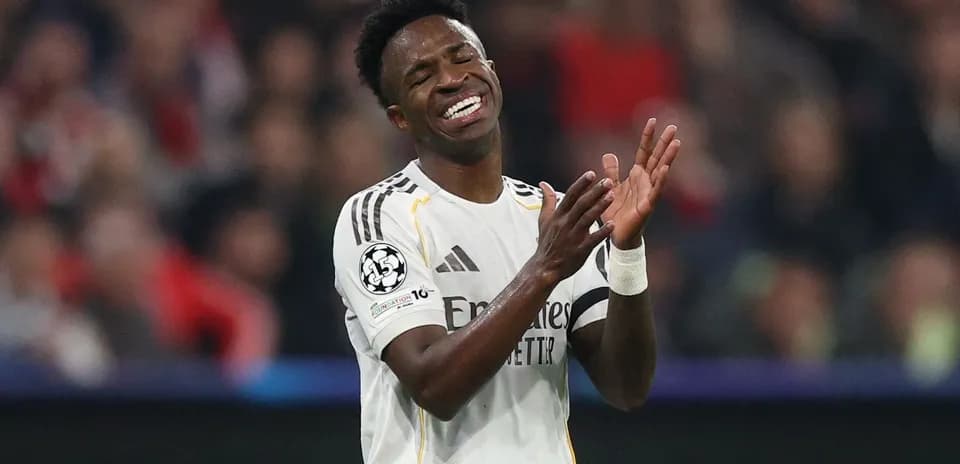 Jugador aplaudiendo durante un partido de fútbol