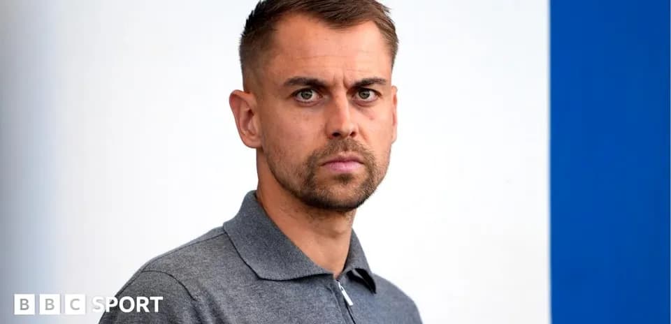 Hombre con camiseta gris en fondo azul