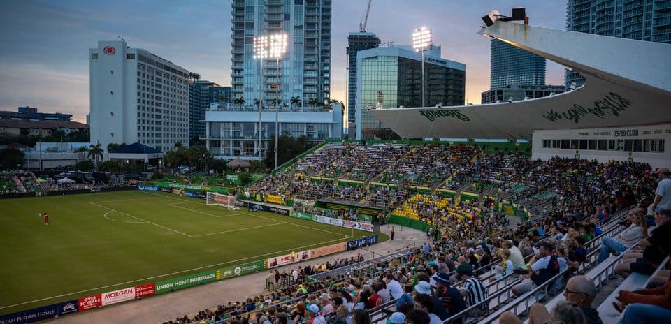 Estadio lleno durante un partido de fútbol