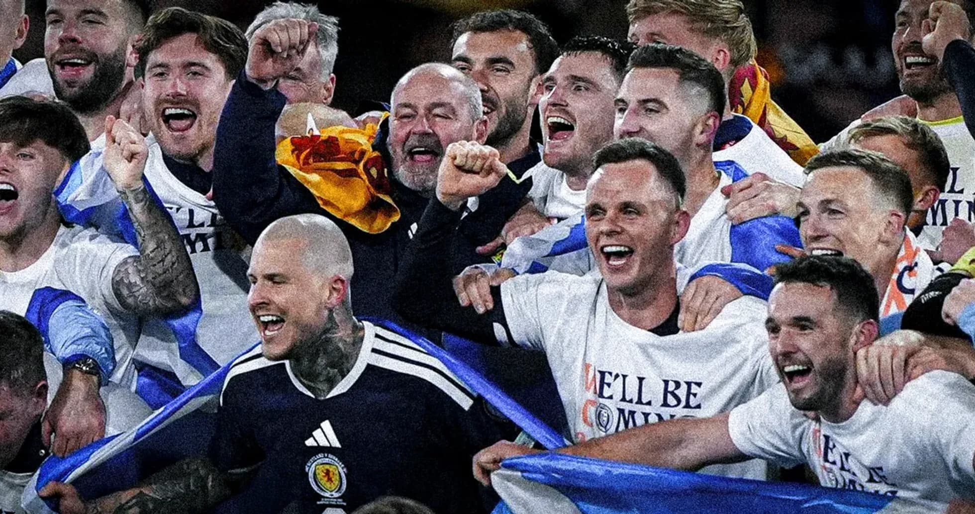 Jugadores celebrando con camisetas en un evento
