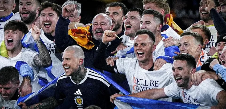 Jugadores celebrando con camisetas en un evento