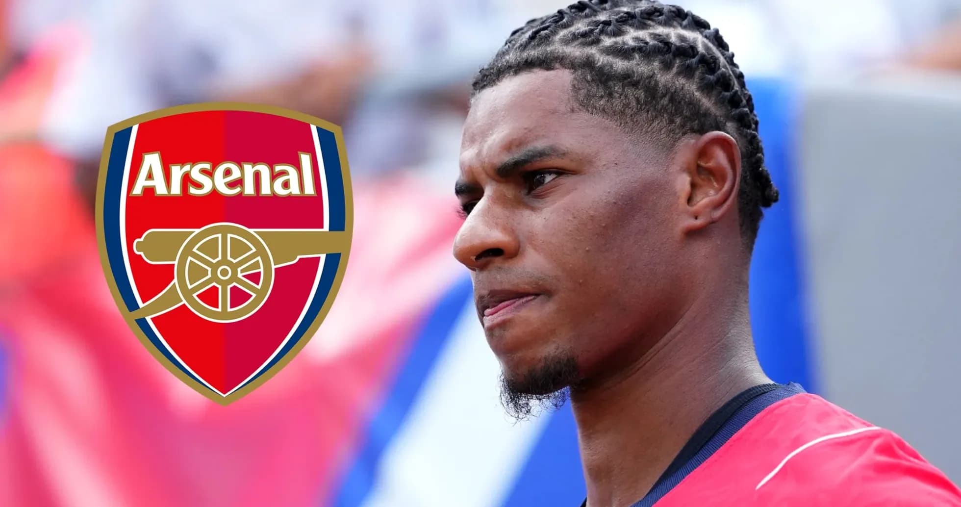 Jugador de Arsenal en primer plano con el escudo