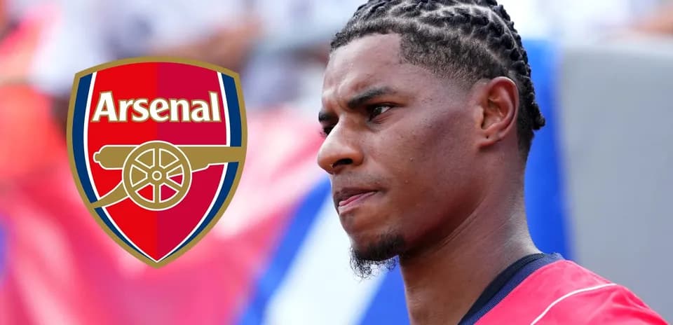 Jugador de Arsenal en primer plano con el escudo