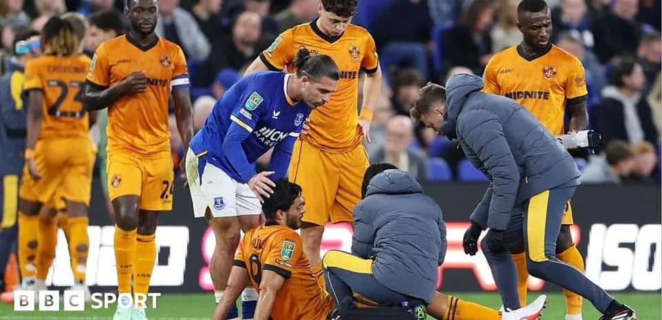 Jugador herido siendo atendido durante el partido