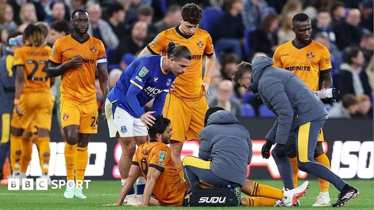 Jugador herido siendo atendido durante el partido