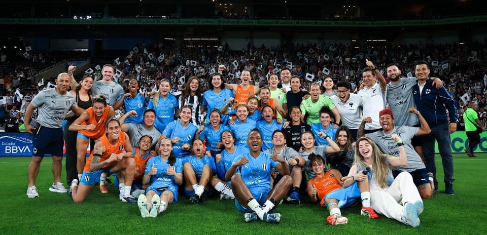 Jugadoras de Monterrey celebrando en el campo