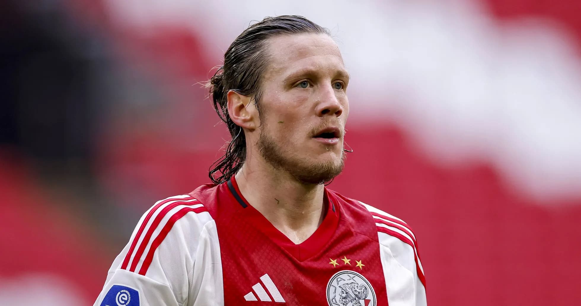 Jugador de Ajax con camiseta roja y blanca en el campo