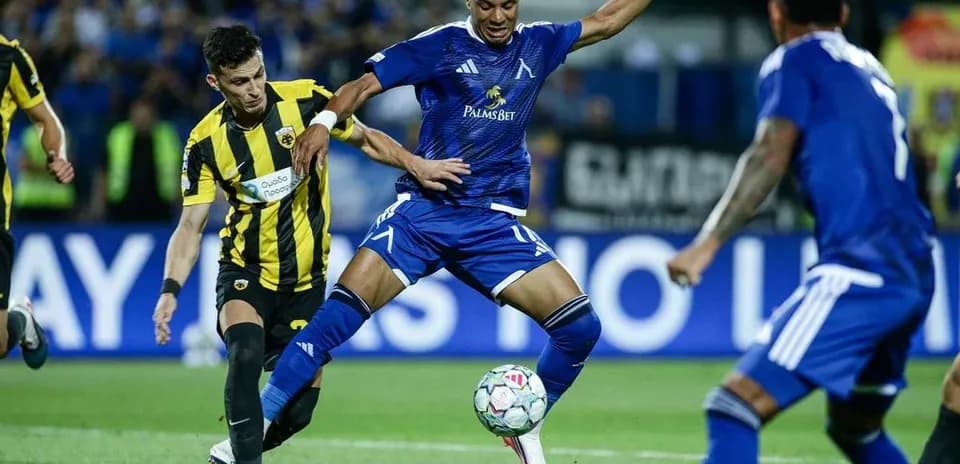 Jugador de Levski Sofia driblando a oponente de AEK