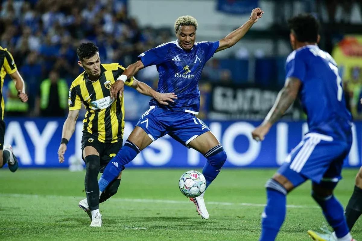 Jugador de Levski Sofia driblando a oponente de AEK