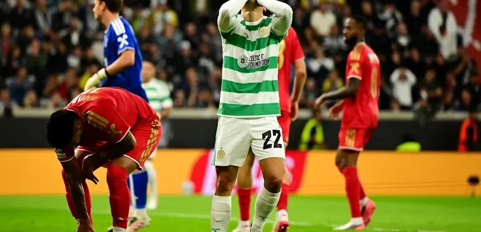 Jugador de Celtic lamentándose tras un fallo