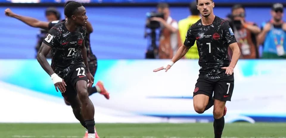 Dos jugadores de Canadá celebrando un gol