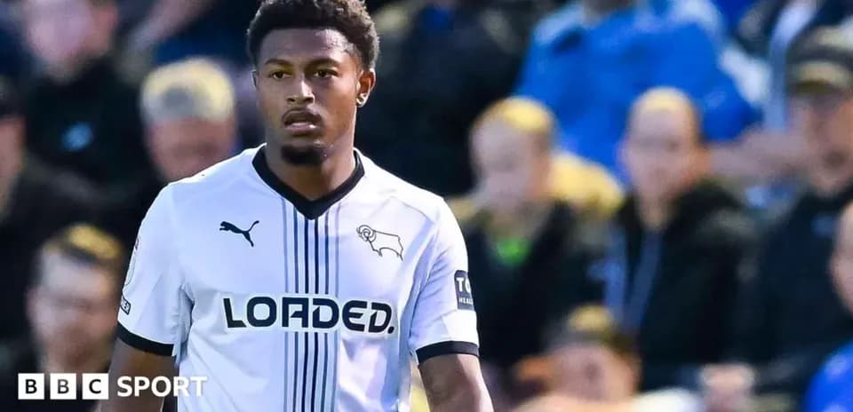 Jugador de Derby County en partido contra oponentes